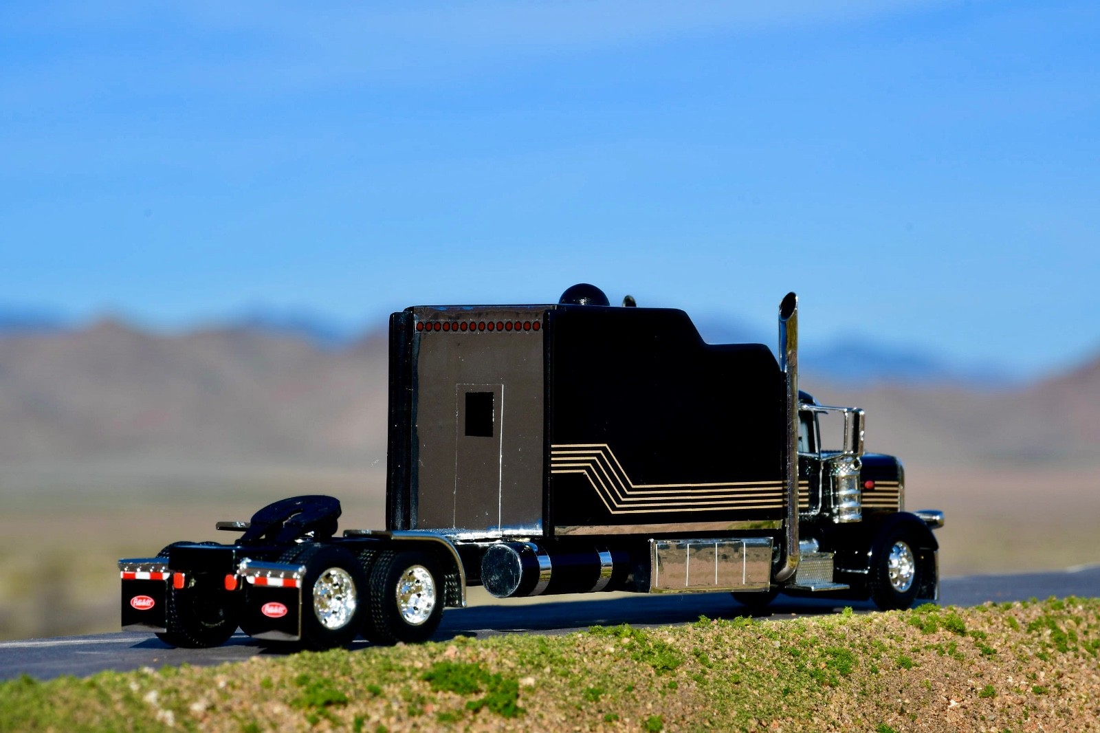 1/64 DCP Smokey and the Bandit Peterbilt 389 with standup custom built sleeper