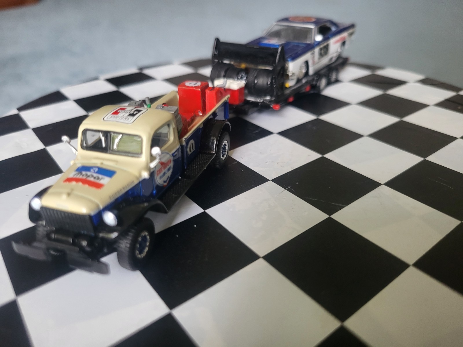 1948 DODGE POWER WAGON WRECKER”CHEVRON” & 69Plym RoadRunner 1/64 Scale Set