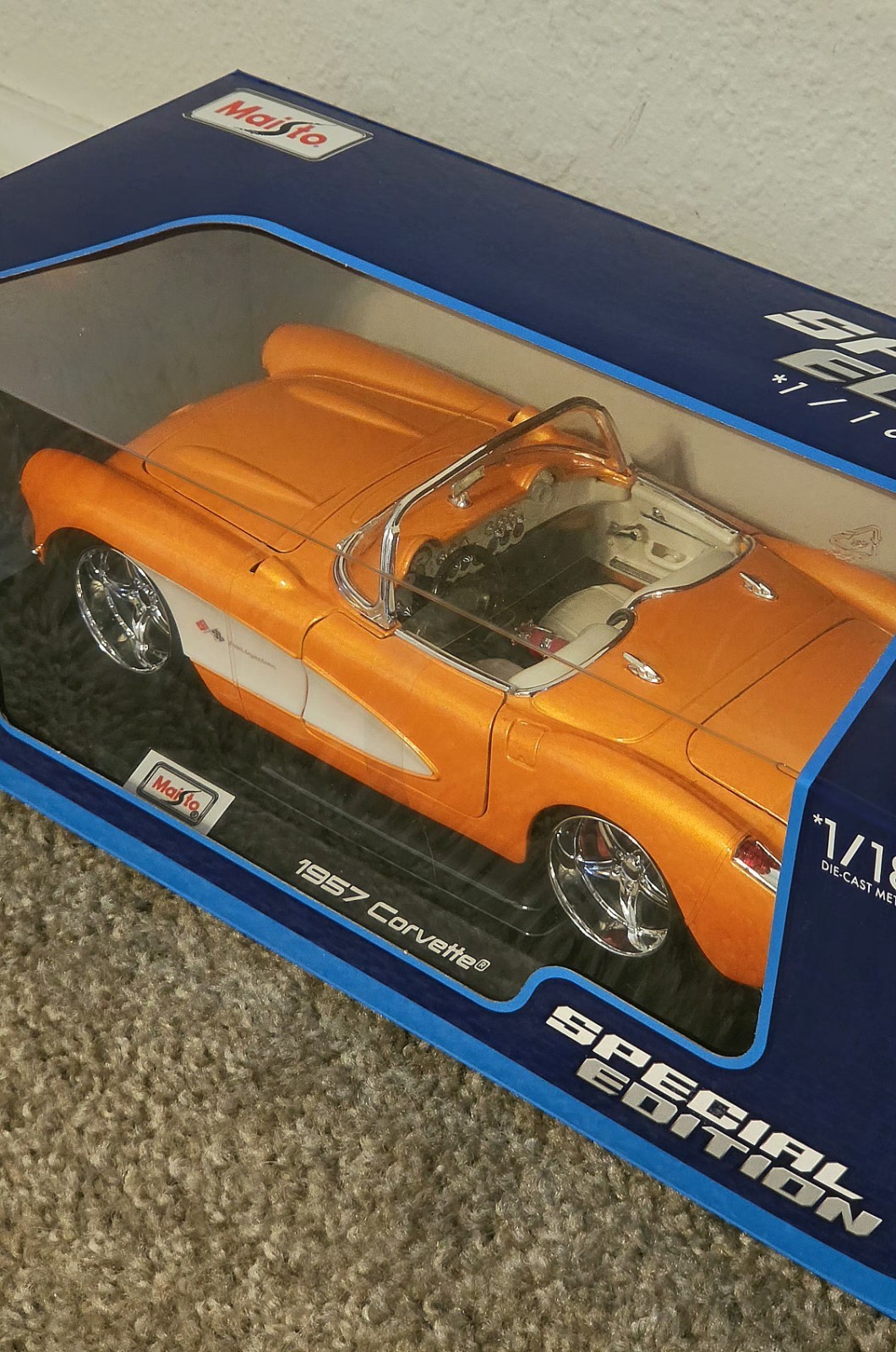1957 Chevy Corvette Roadster Orange/White Special Edition Maisto 1:18 Diecast