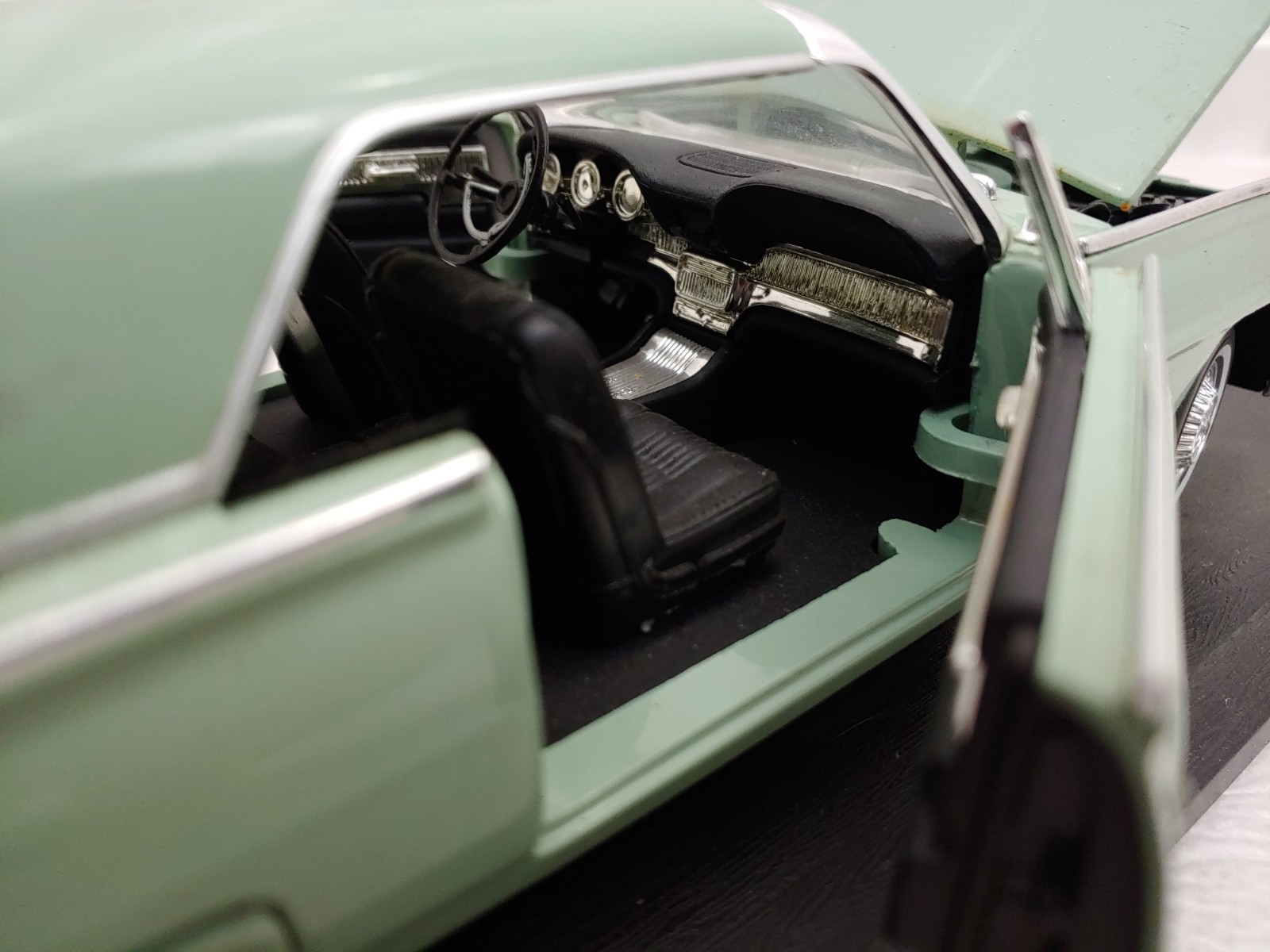 Anson 1963 Ford Thunderbird 1/18 Die-Cast Automobile with Stand