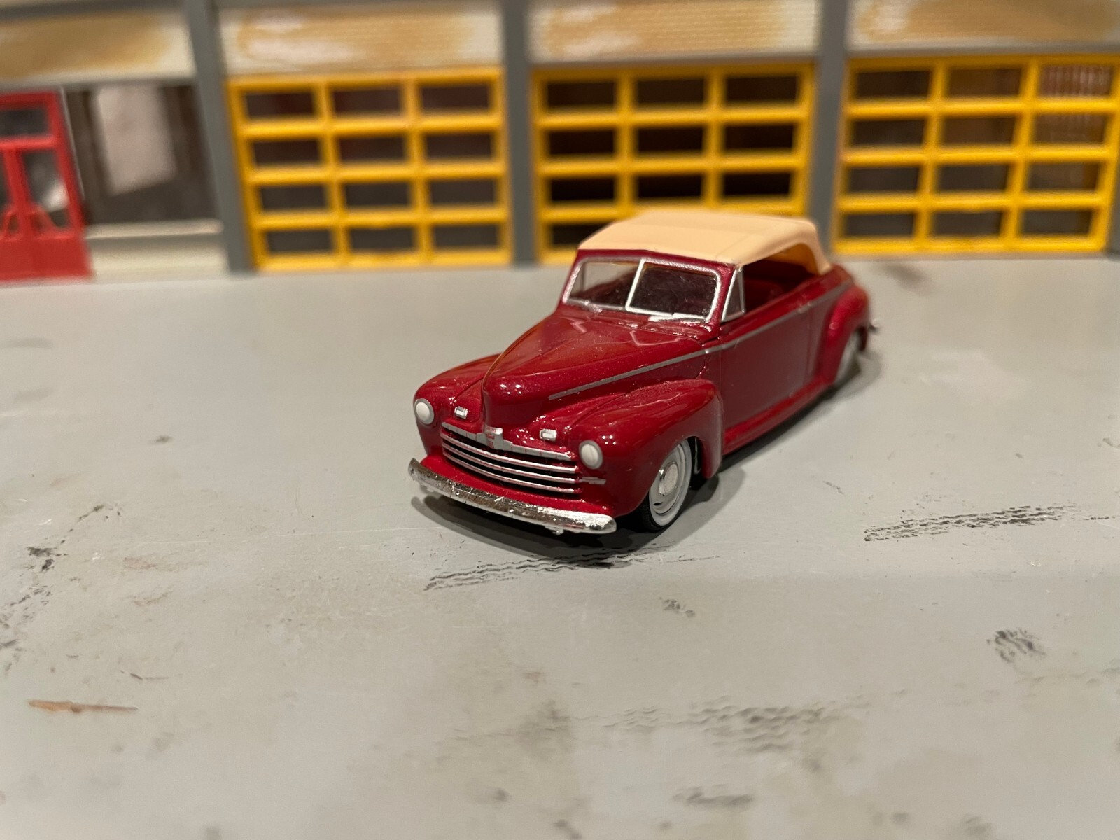 1/64 G.L. 46 FORD DELUXE CONV/MAROON.MAROON INT.TAN TOP/ FLATHEAD V8/RUBBER WW