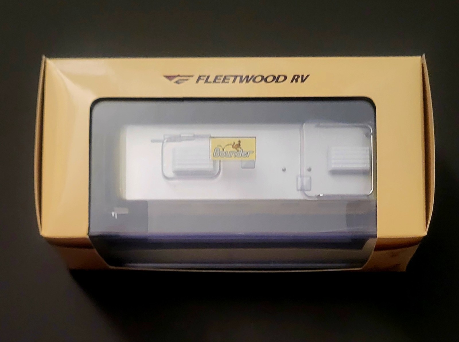 1986 Fleetwood Bounder Motorhome 1:64 Scale Diecast Model