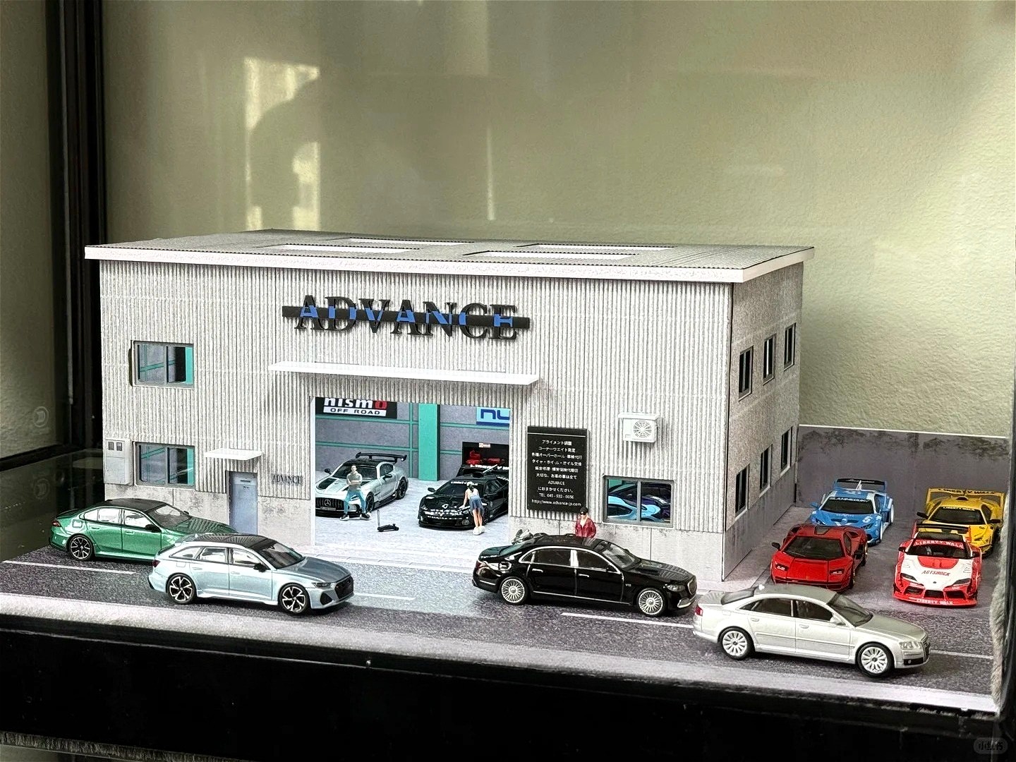 1 /64 Diorama Diecast Garage Model LED Lighting Model Car Display Case Building