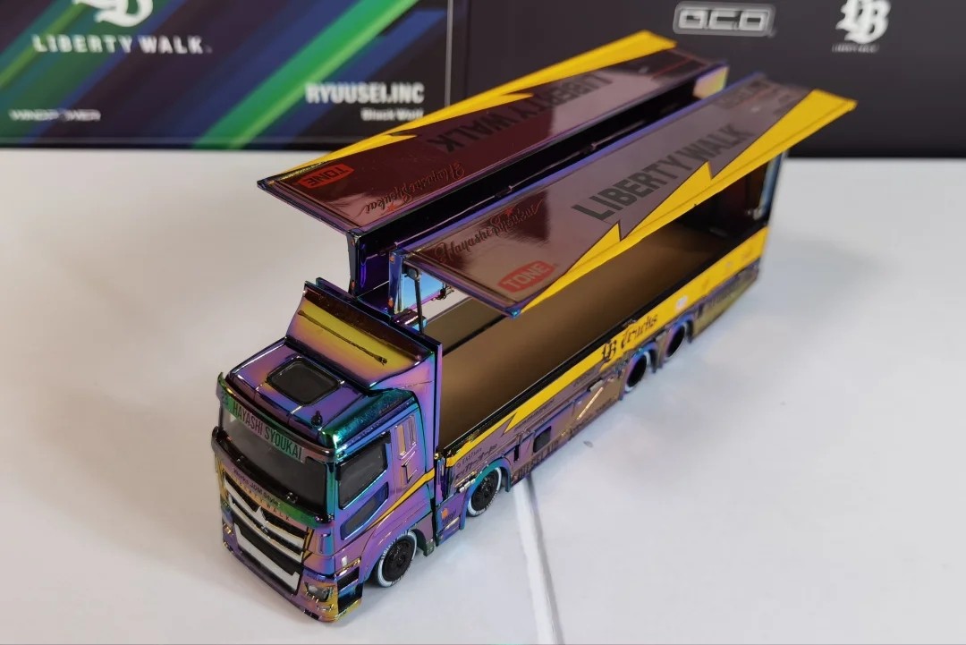 GCD 1/64 LB-TRUCKS Mitsubishi Fuso Super Great Chameleon Chrome Transporter