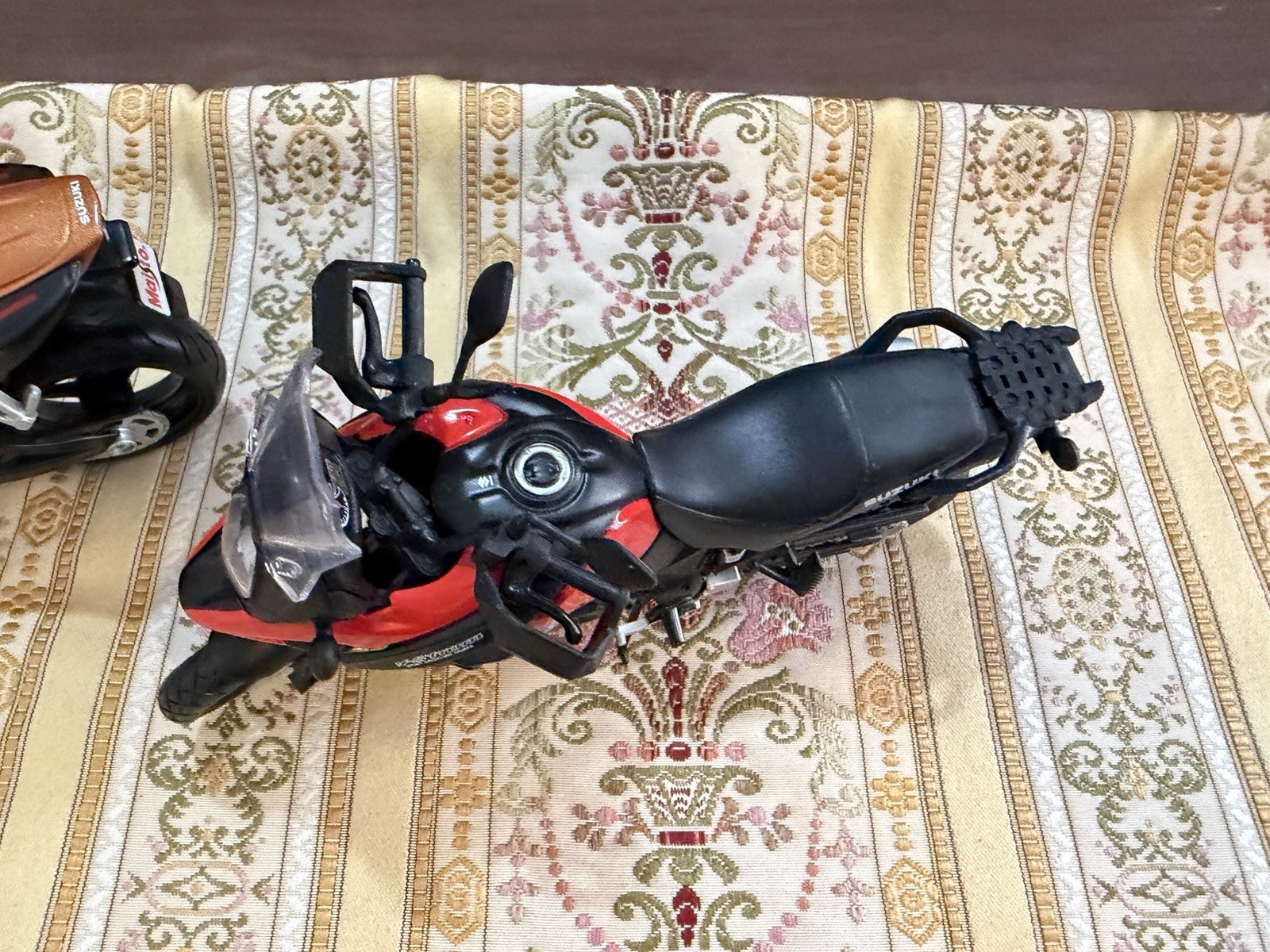 Maisto Suzuki GSX R1000 Bronze 1/12 VStrom 1000 Red Black Diecast LOT of 2