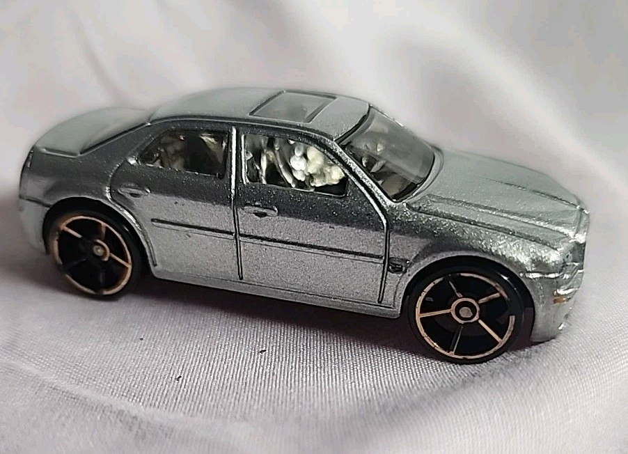 DCC 2005 Chrysler 300c Hemi In Silver Vintage Diecast Car 1:64