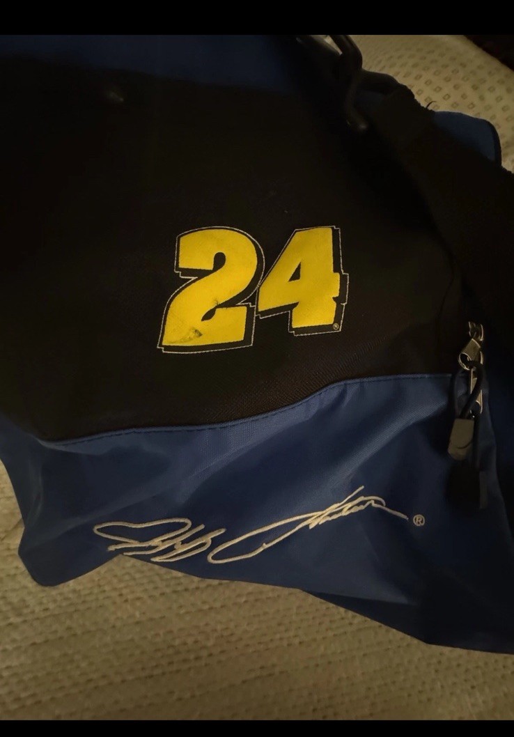 Racing Champions Jeff Gordon 1994 NASCAR #24 DuPont 1:24 Diecast Car & Gym Bag