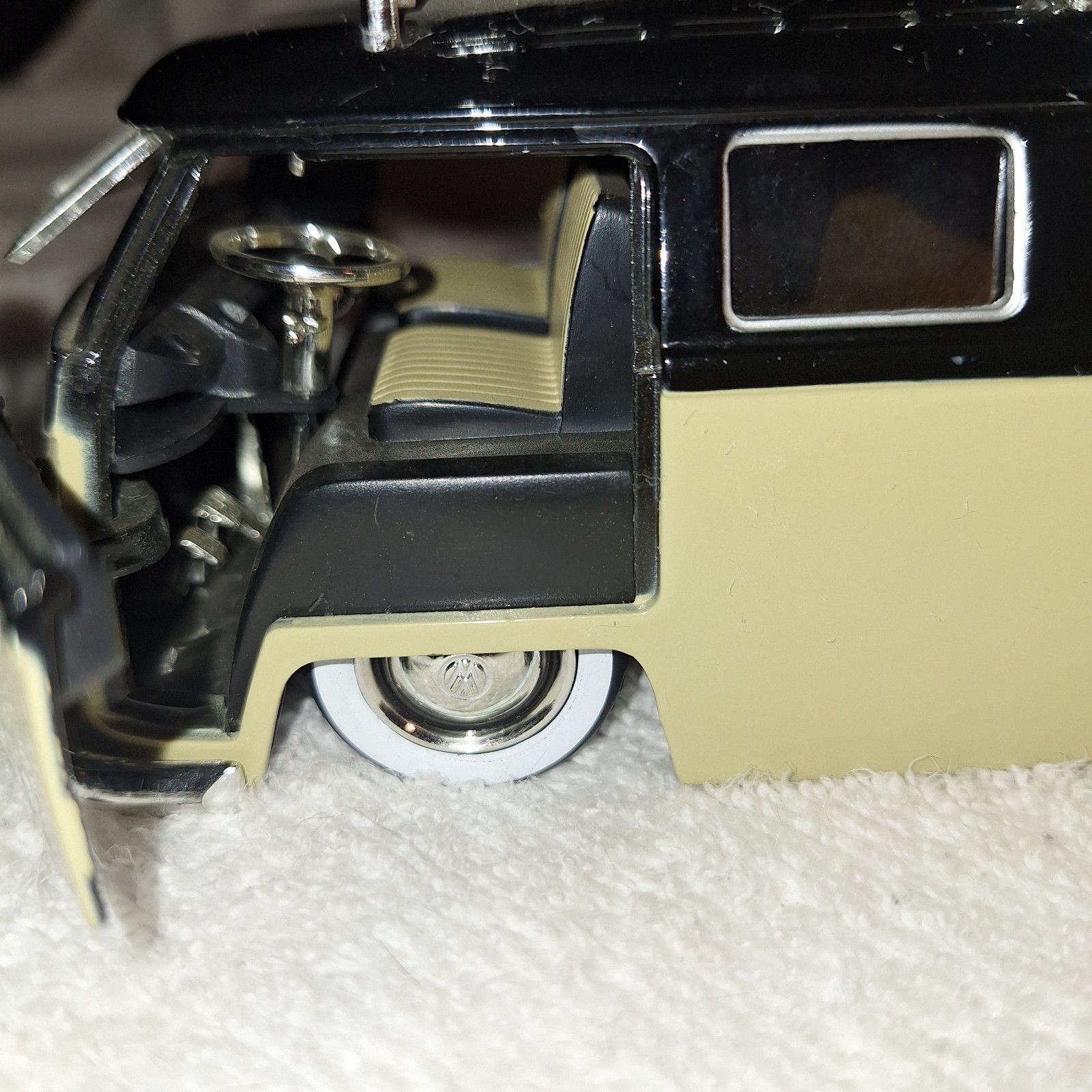 JADA V DUBS 1963 VW BUS PICKUP W RACK 1:24 Black & Tan Volkswagen JADA TOYS