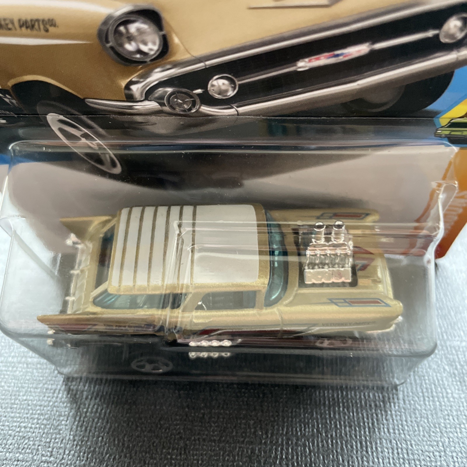 Hot Wheels – LIL’ MAD – Wagons 9/10 – #215 L Case – ‘57 Chevy Nomad – Gold