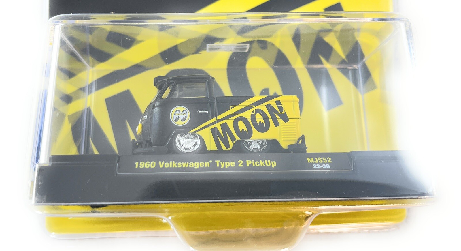 M2 Machines 1:64 1960 Custom Volkswagen Short Pickup Mooneye’s Model 31500-MJS52