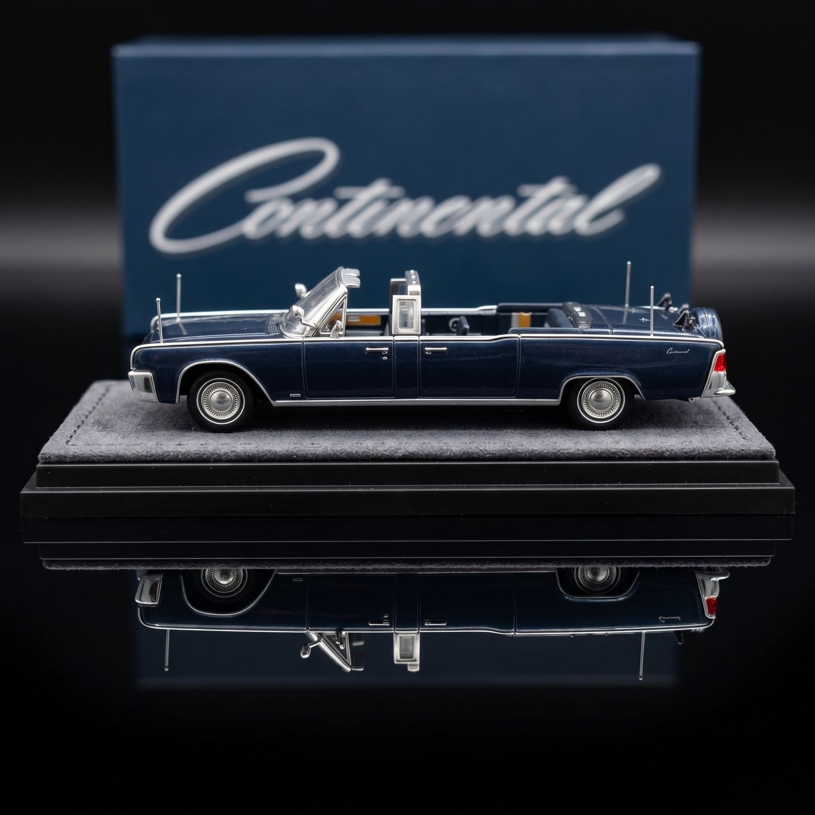 GOC 1:64 Lincoln Continental X100 HEC Beijing Exclusive Kennedy Car Chase Chance