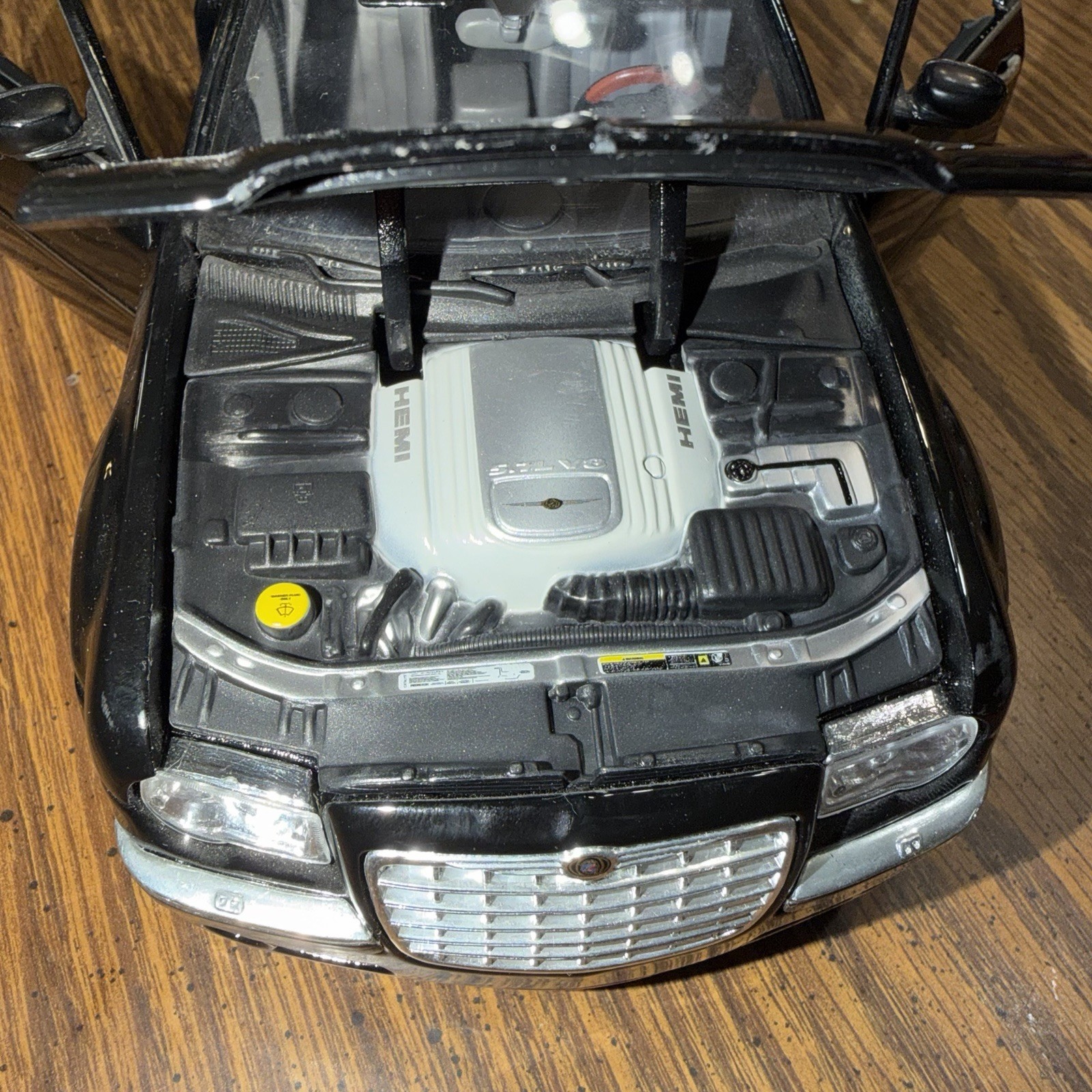 Maisto 2005 Chrysler 300C Hemi Black 1:18 Diecast Collectable Car