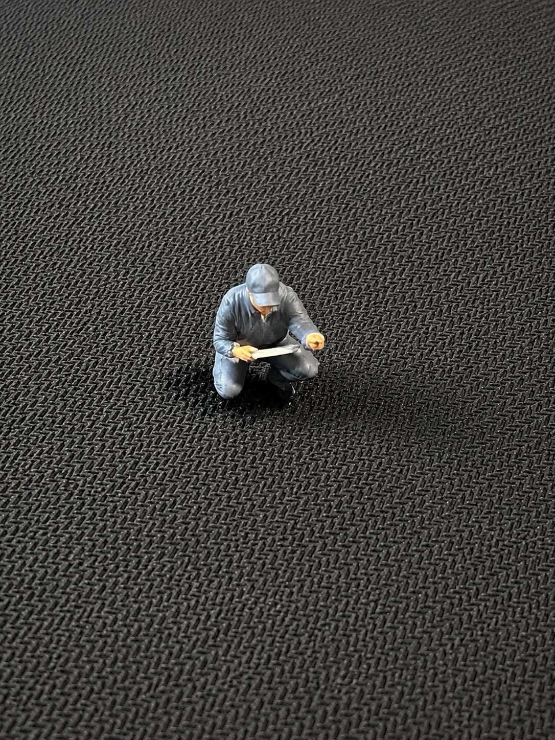 1:64 – Mechanic / Farmer / Trucker Figure Squatting – Garage & Farm Diorama -gry
