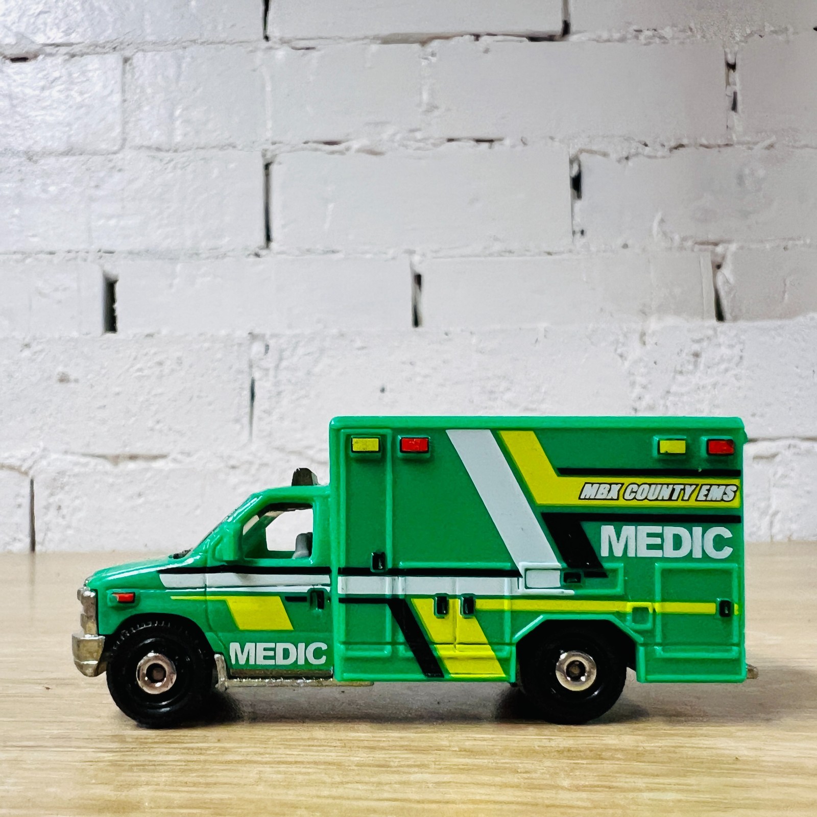 Ford E350 Ambulance 2009 Green Yellow White Medic MB944 Heroic Rescue 2016
