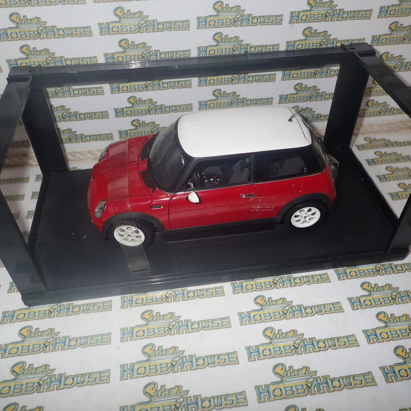 AutoArt 74822 – 1/18 Scale – BMW Mini Cooper Red