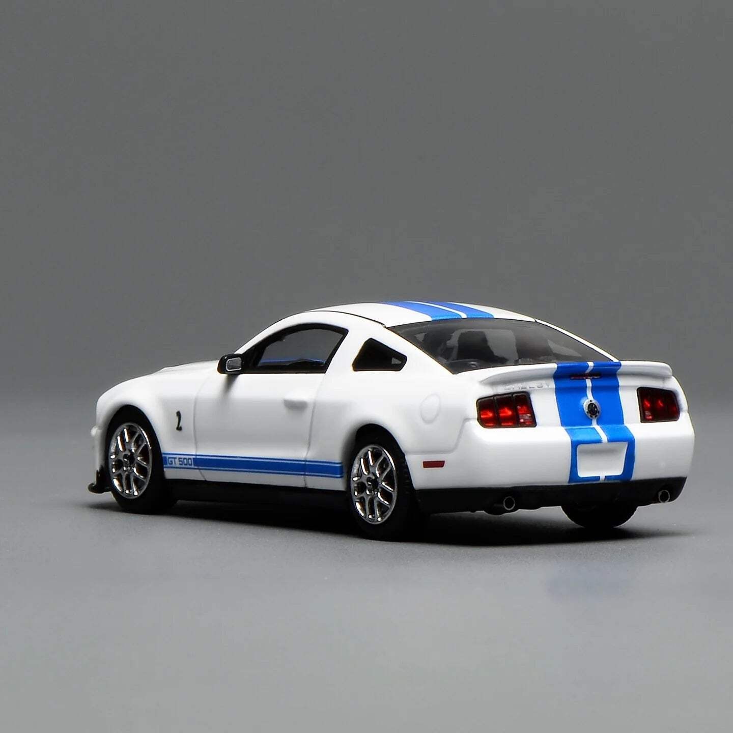Motorhelix X Greenlight 1/64 Ford Mustang Shelby GT500 2007 White With Blue Stri