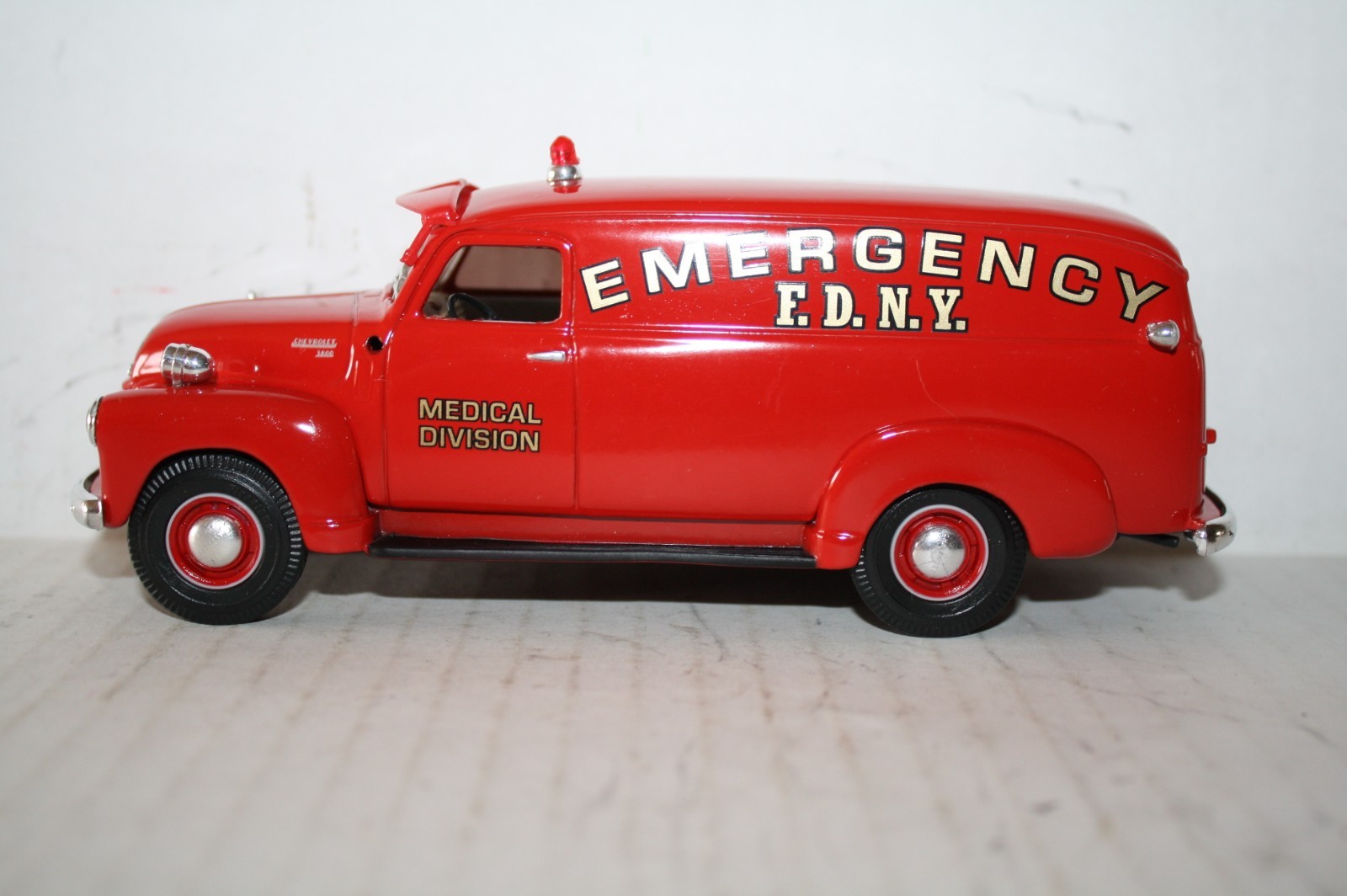 1949 CHEVY N.Y.F.D. PANEL TRUCK DIECAST-1/34-NICE-RED-BOX-1995 FIRST GEAR