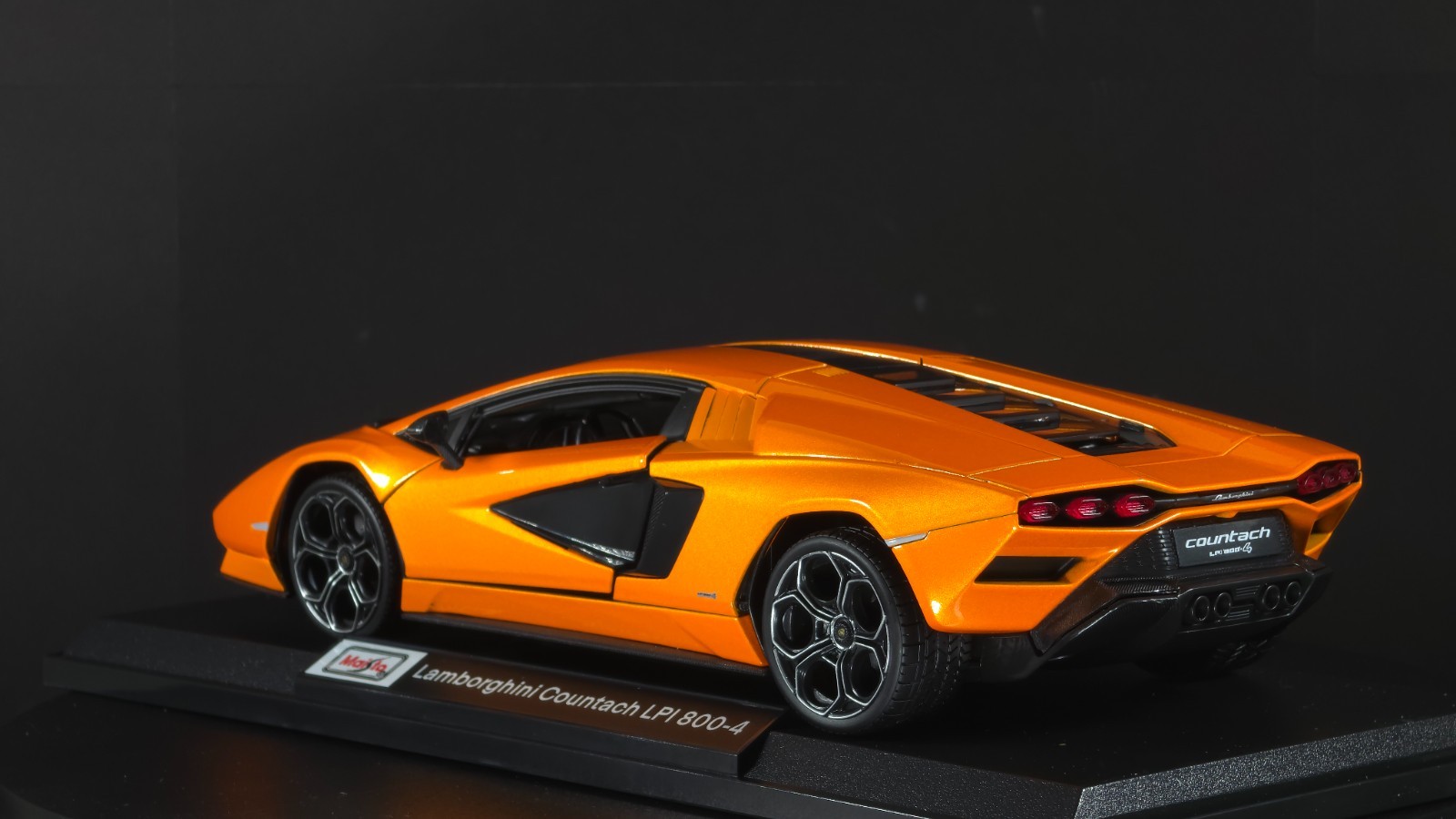 Lamborghini Countach LPI 800-4 1:18 Maisto Exclusive Style Special Edition