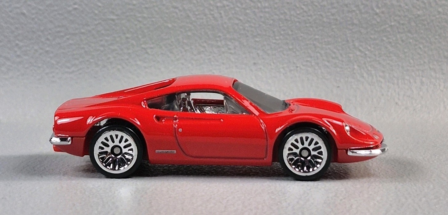 FERRARI DINO 206 GT Diorama Collectible DieCast Model Car 1:64 Red LOOSE