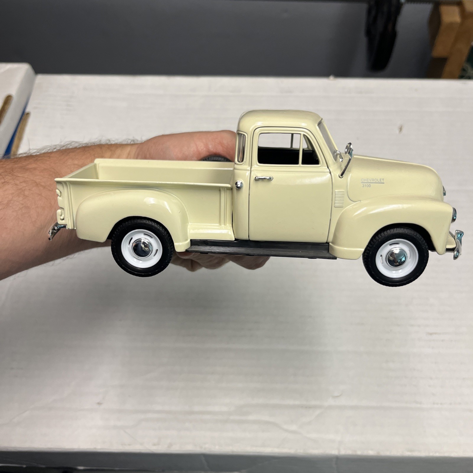 1953 Chevy 3100 Pickup Truck, Cream Welly 22087 1/24 scale Diecast Model Toy Car