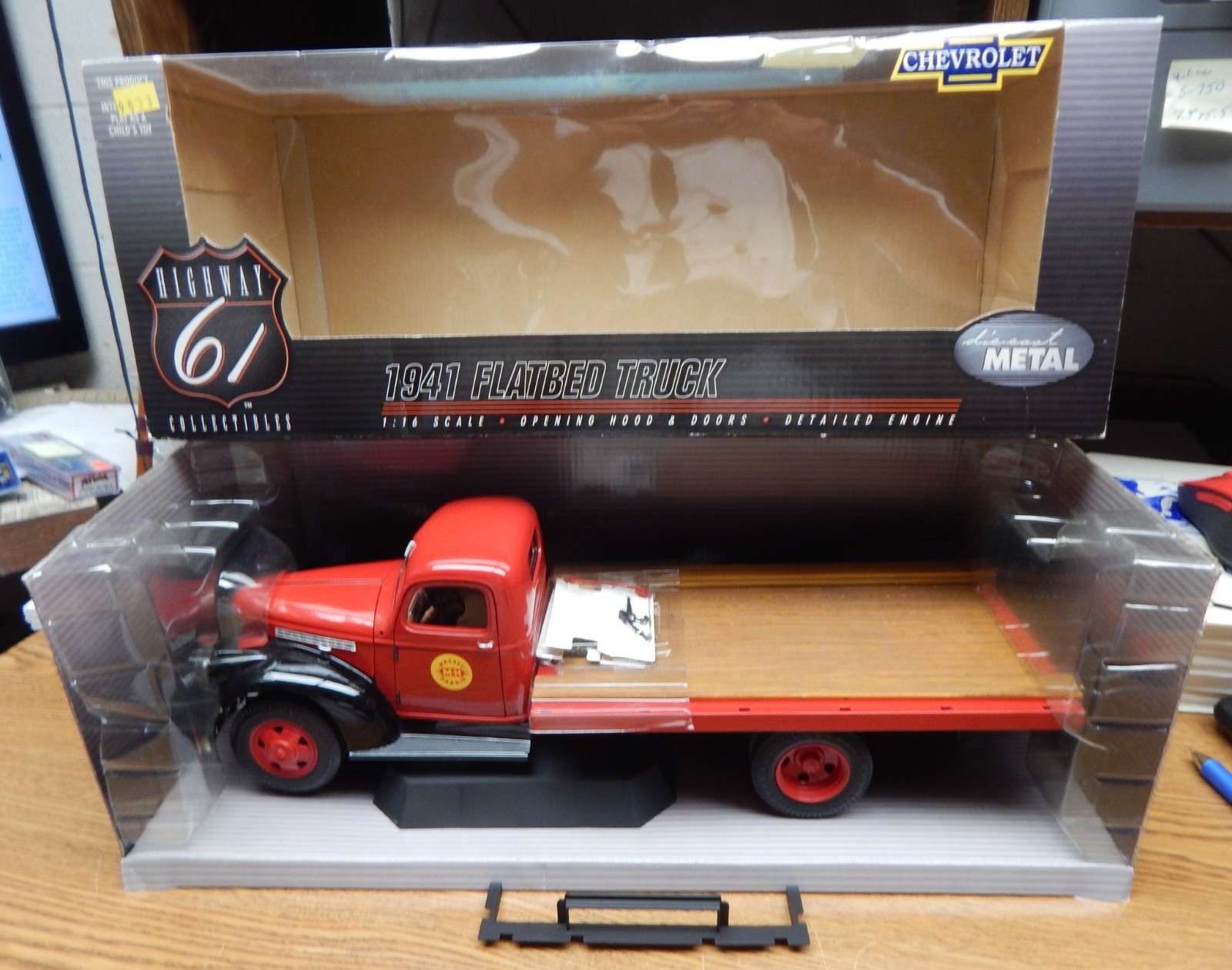 HIGHWAY 61 1941 FLATBED TRUCK IN RED MASSEY HARRIS ON DOORS 1/16 WIPER BROKEN
