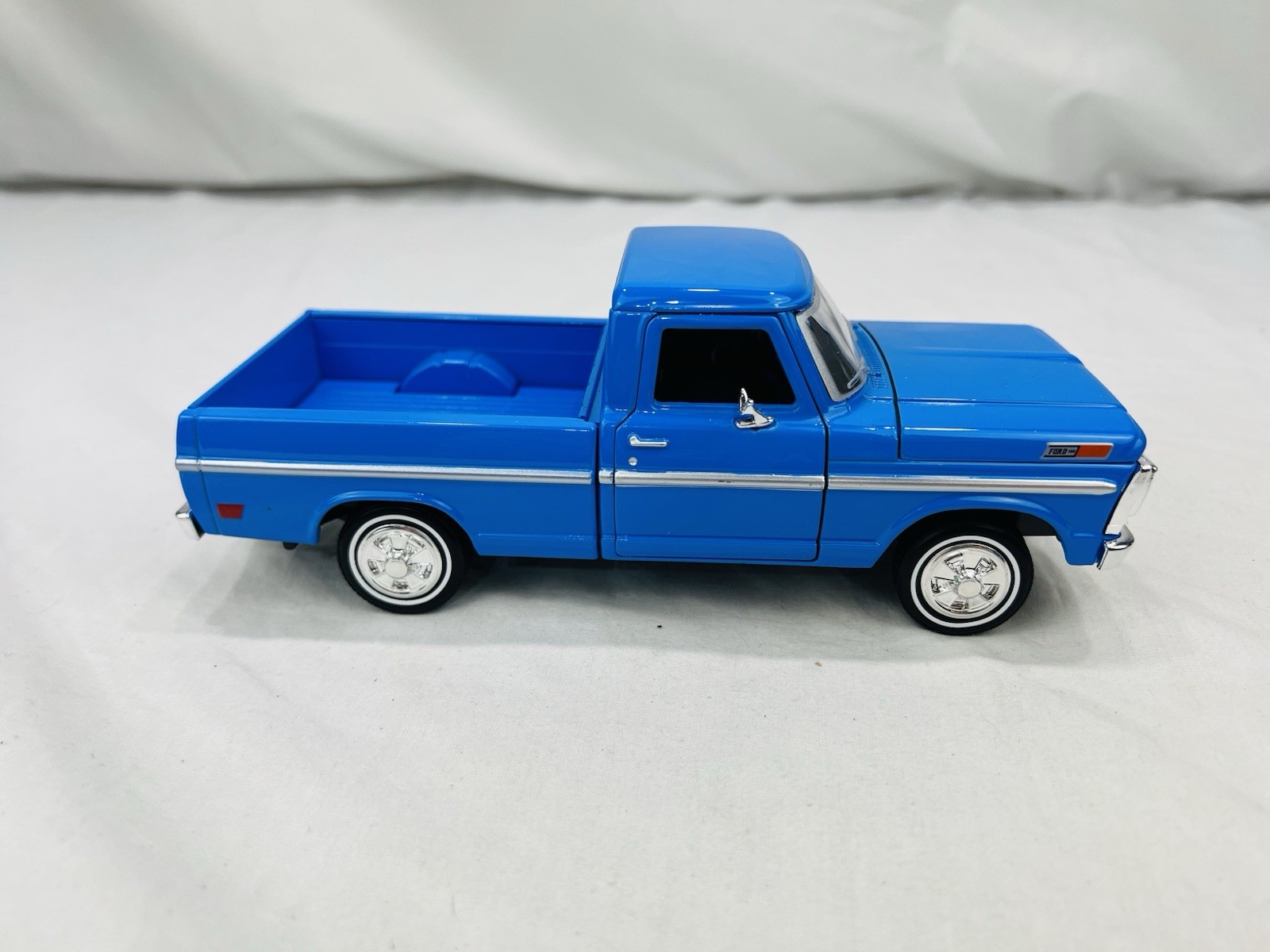 No Box Motormax 1972 Ford F-100 Pickup Truck 1:24 Light Blue