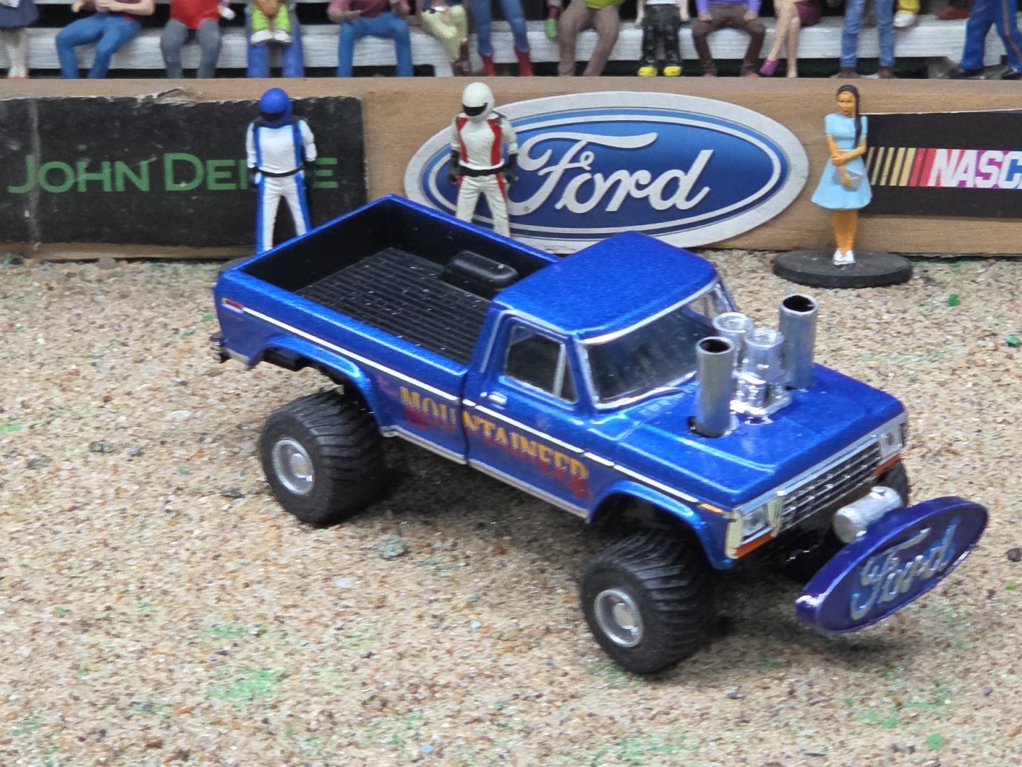 CUSTOM BUILT 1:64 GreenLight 1979 FORD HOT ROD PULLING TRUCK ertl puller dcp 460