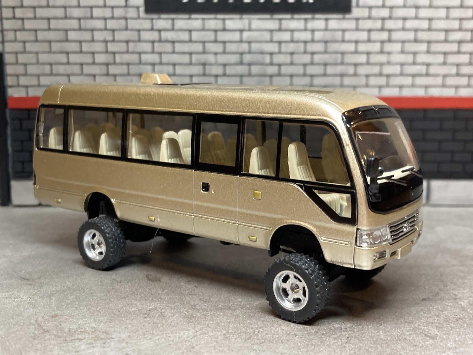 2013 Toyota Coaster Minibus Lifted 4×4 Shuttle Bus 1/64 Scale Diecast Custom