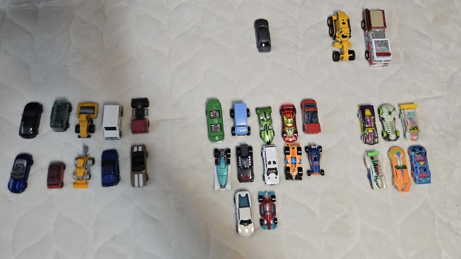 Hot Wheels Matchbox And Other Mixed Cars Lot Of 31, 6 Glow In The Dark See Pics