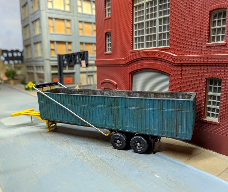 Custom Built 1/87 HO Scale Roll Off Semi Trailer & 40′ Scrap Metal Containers.