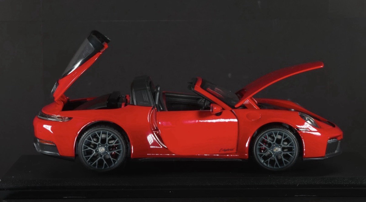 Porsche 911 Targa 4 GTS (992.2) 1:18 Maisto Exclusive Style Special Edition red