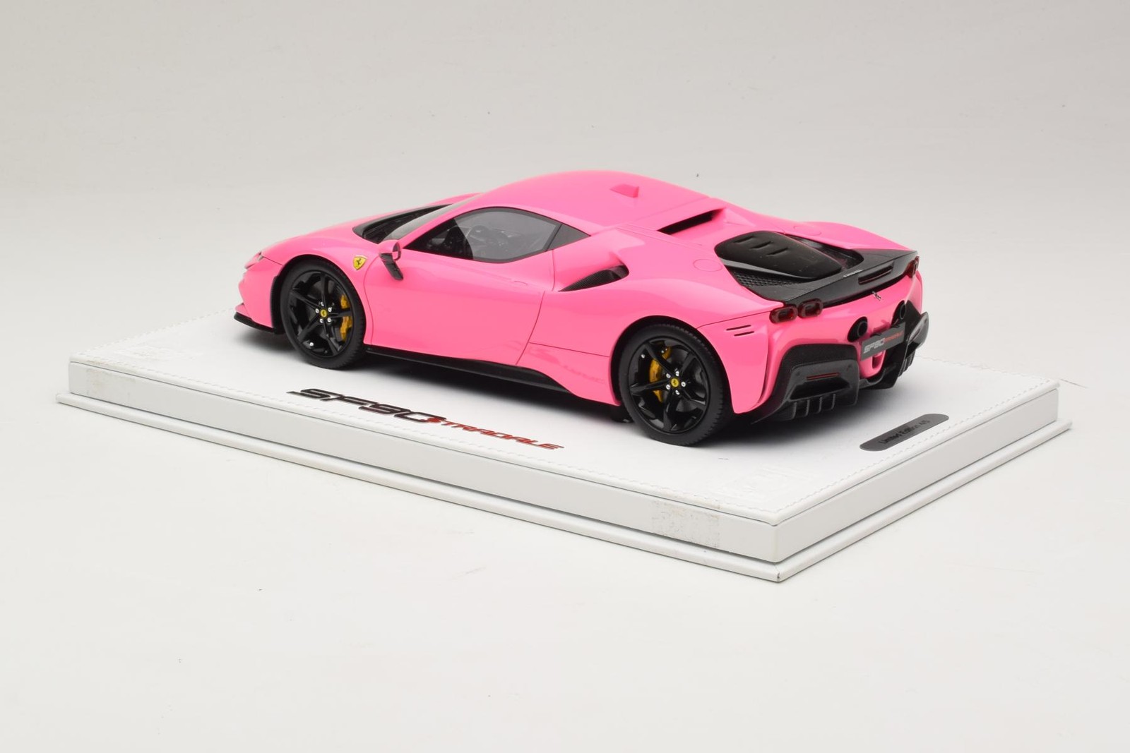 Ferrari SF90 Pack Fiorano Gloss Qatar Pink BBR 1:18 | RACELINE137