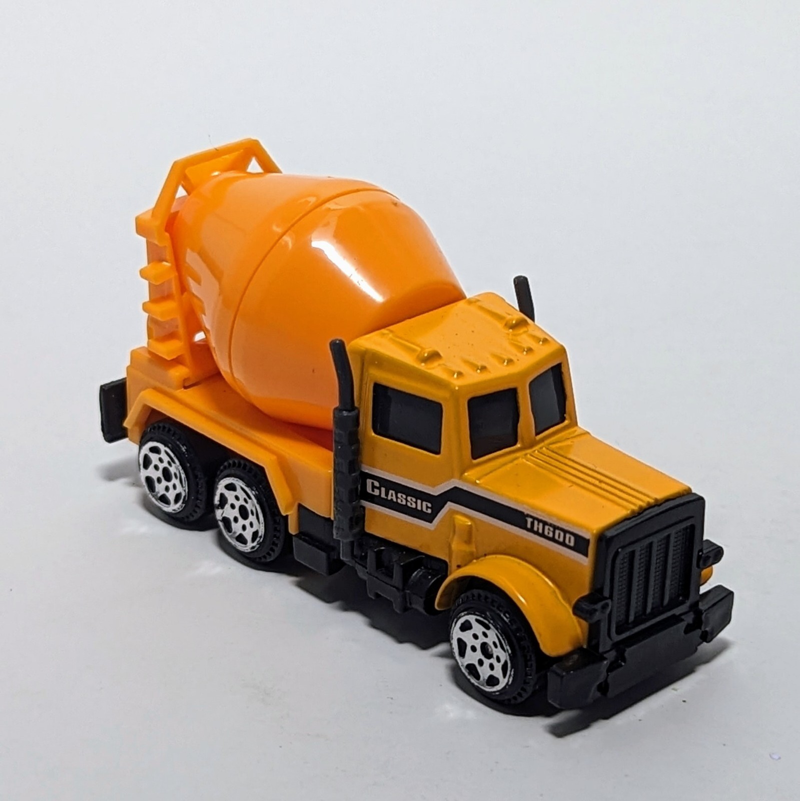 TH 600 1:64 Excavator Model Cement Mixer Truck