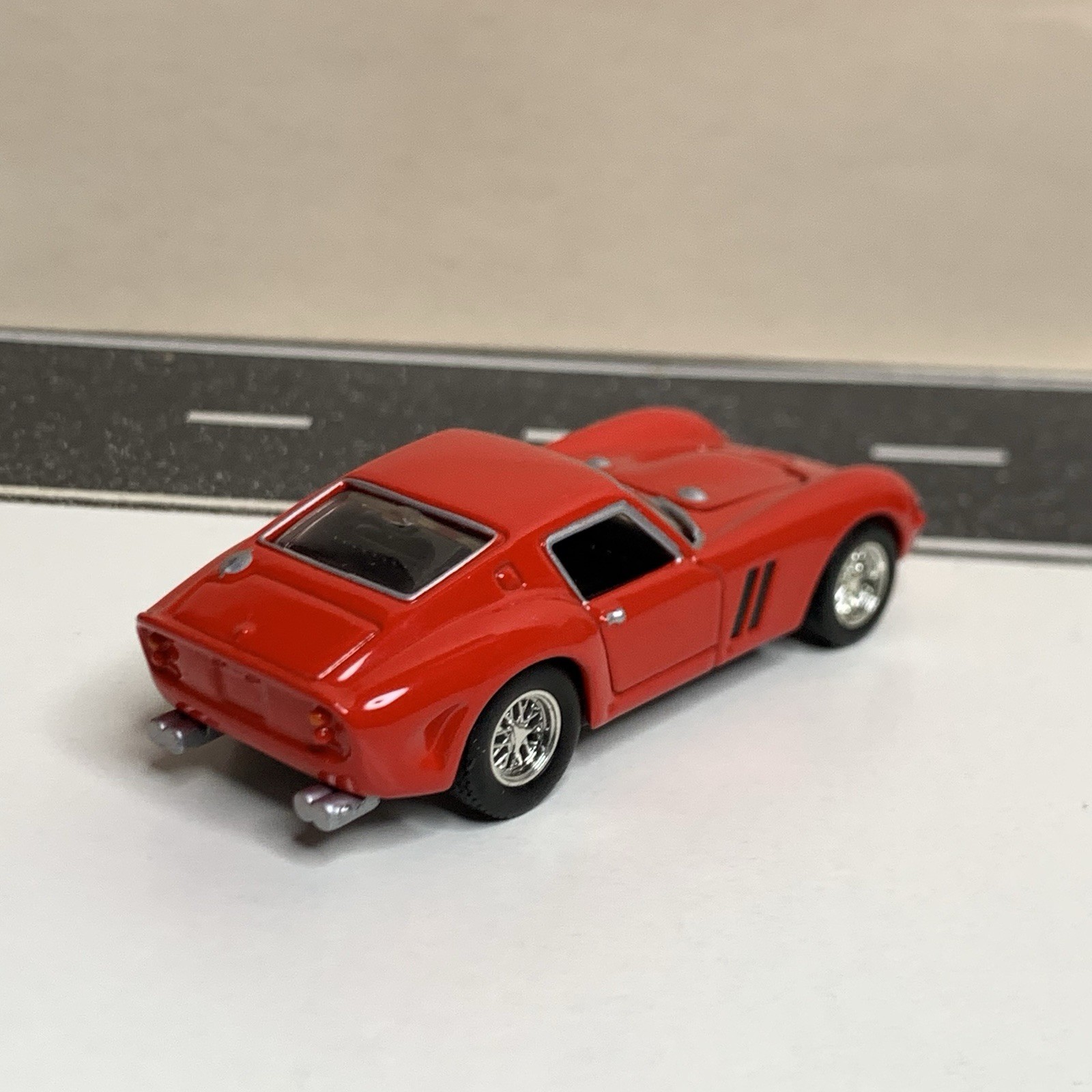 2005 Hot Wheels 100% Oil Can Showcase Series 1962 Ferrari 250 GTO Red 1:64 NM