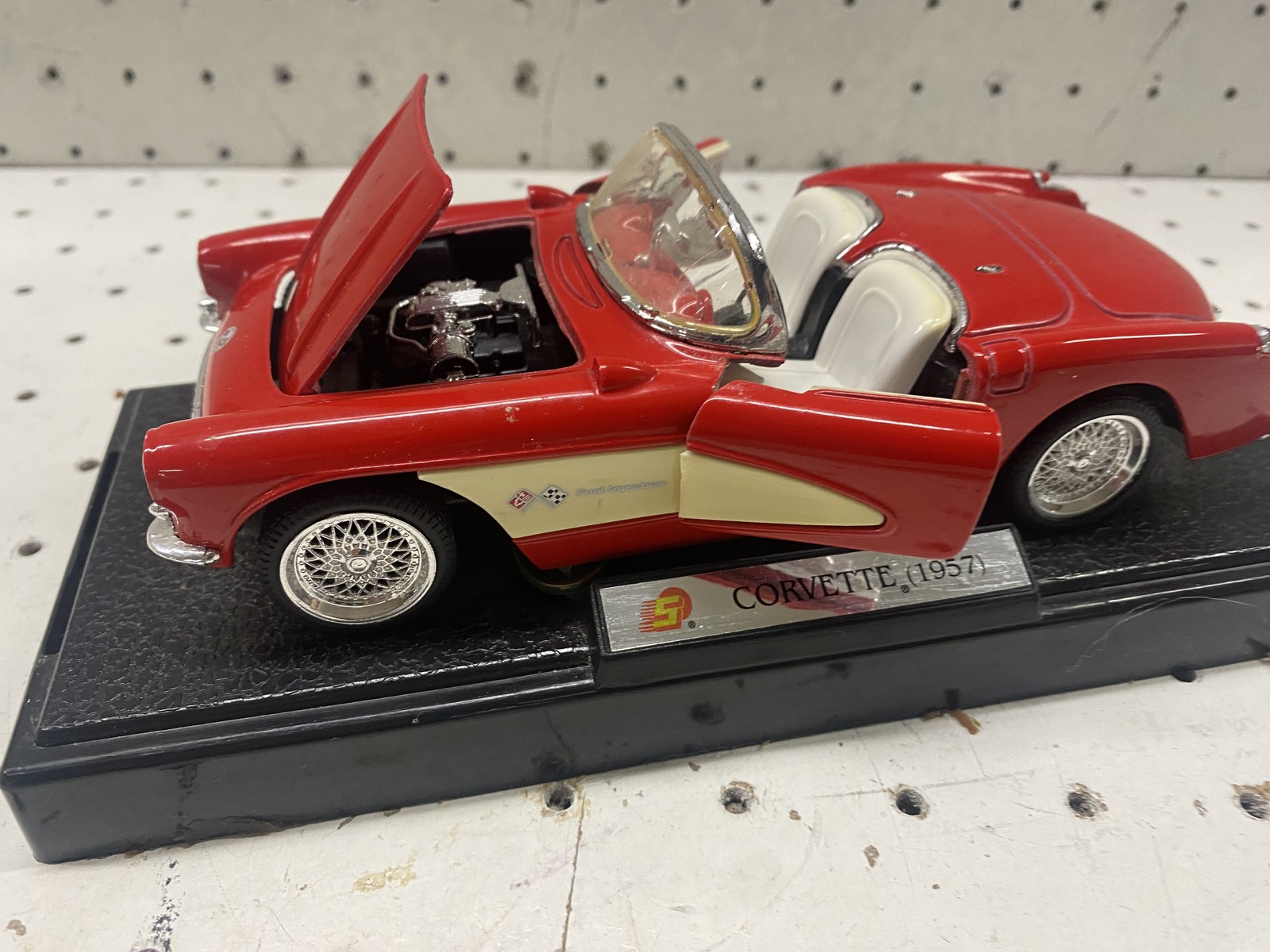 Chevrolet Corvette 1957 1:43 Diecast Model Toy Car Red Convertible With Stand