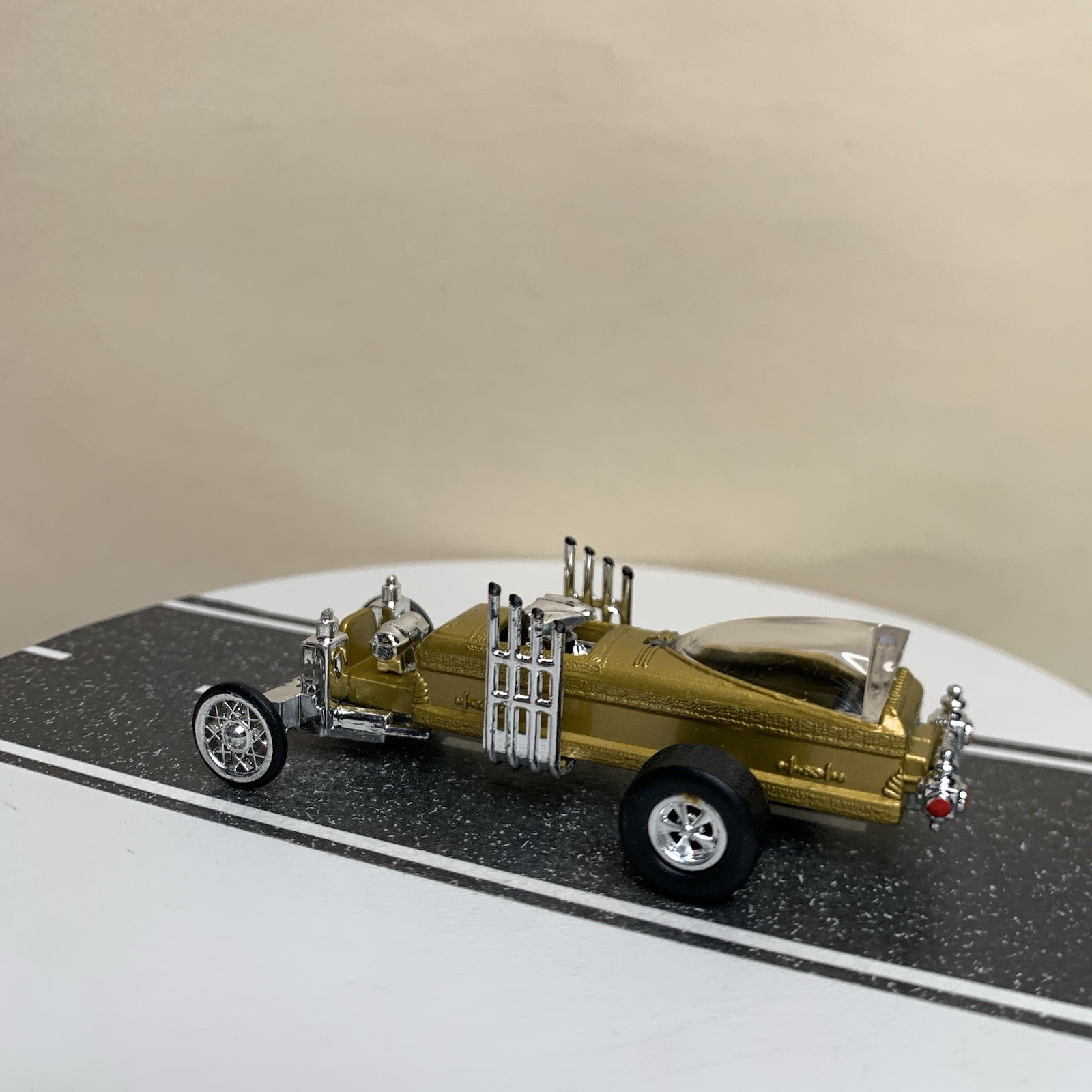 1999 Johnny Lightning Episode 2 The Munsters Drag-U-La Coffin Hot Rod Gold NM