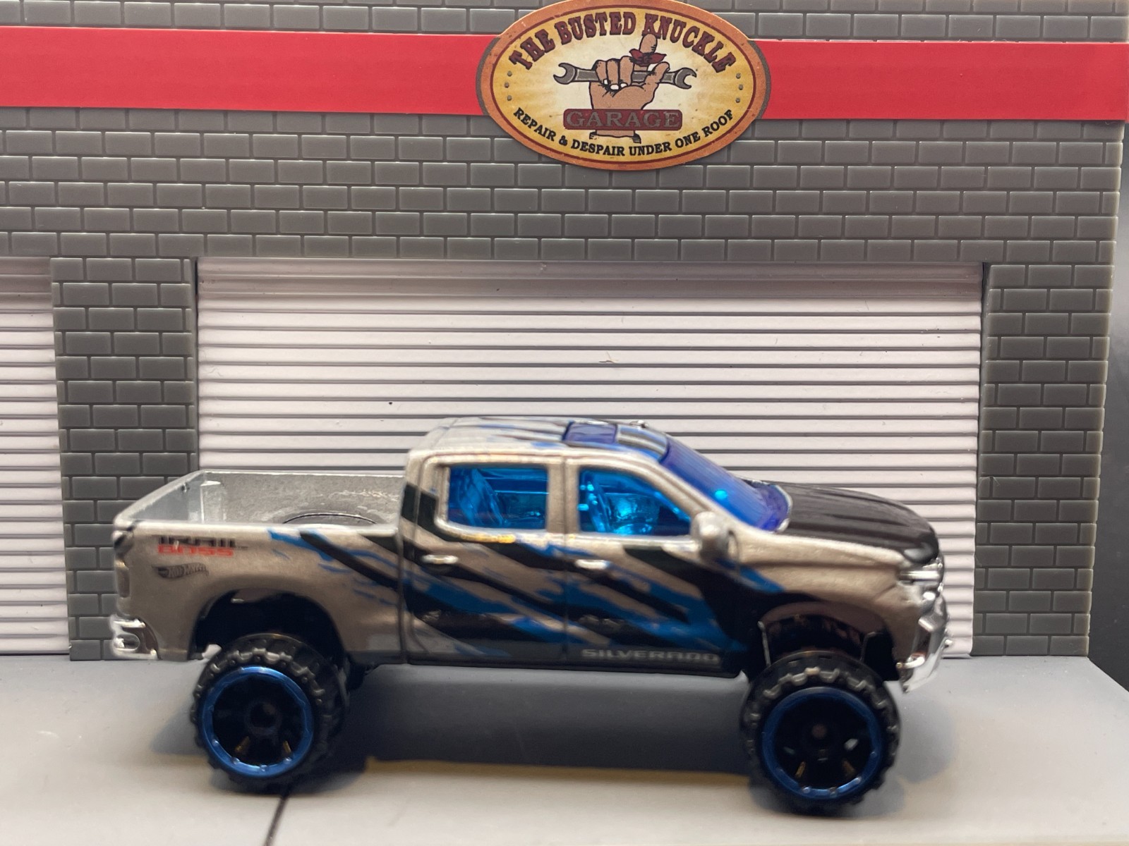 HOT WHEELS ’19 CHEVY SILVERADO TRAIL BOSS LT SILVER KMART EXCLUSIVE COLOR LOOSE