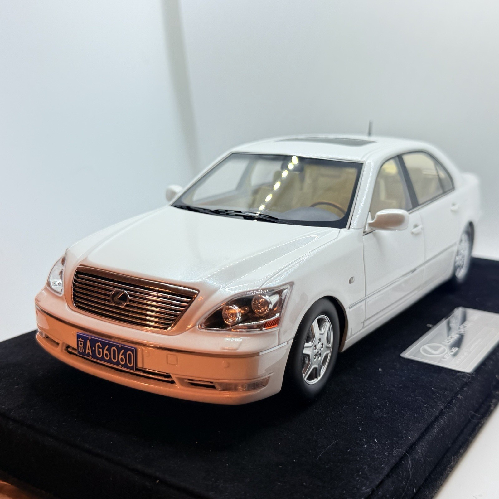 1/18 Ivy Models Lexus LS 430 in Gloss White 99 pieces Leather base