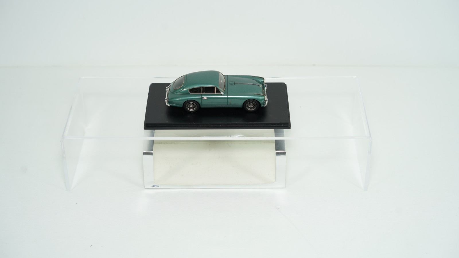 Spark 1/43 Diecast 1953 Aston Martin DB2/4 Coupe Saloon Sports Car S0583 B66