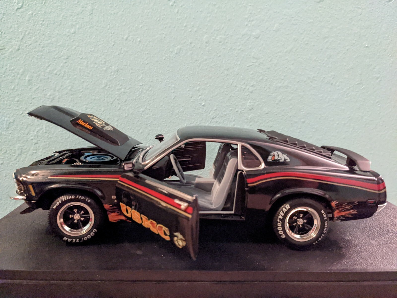 ERTL MARINE 1970 FORD MUSTANG BOSS 429 1:18 USMC