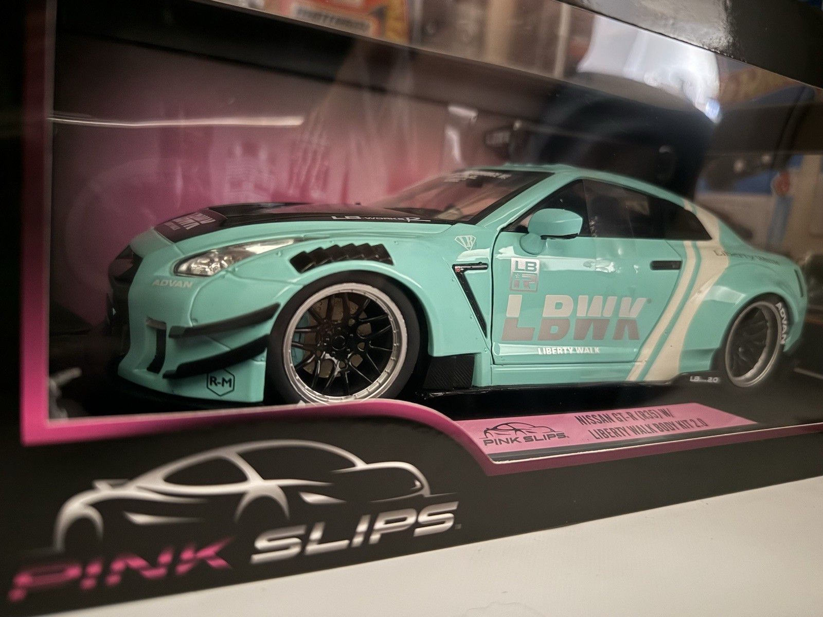 Jada 1:18 Nissan GT-R (R35) Liberty Walk Body Kit 2.0 – Seafoam -Pink Slips