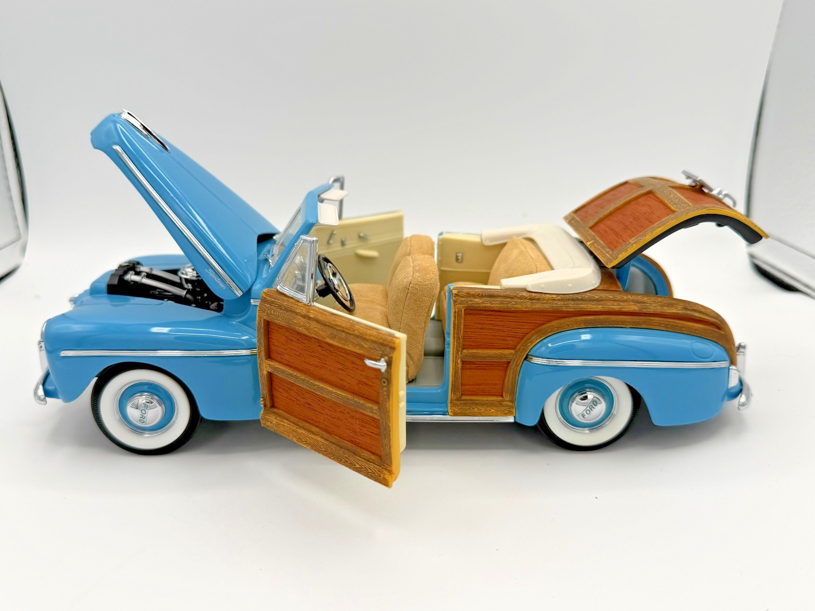 Signature Models Ford Sportsman Super Deluxe 1946 Blue Wood Panel Loose 1/18