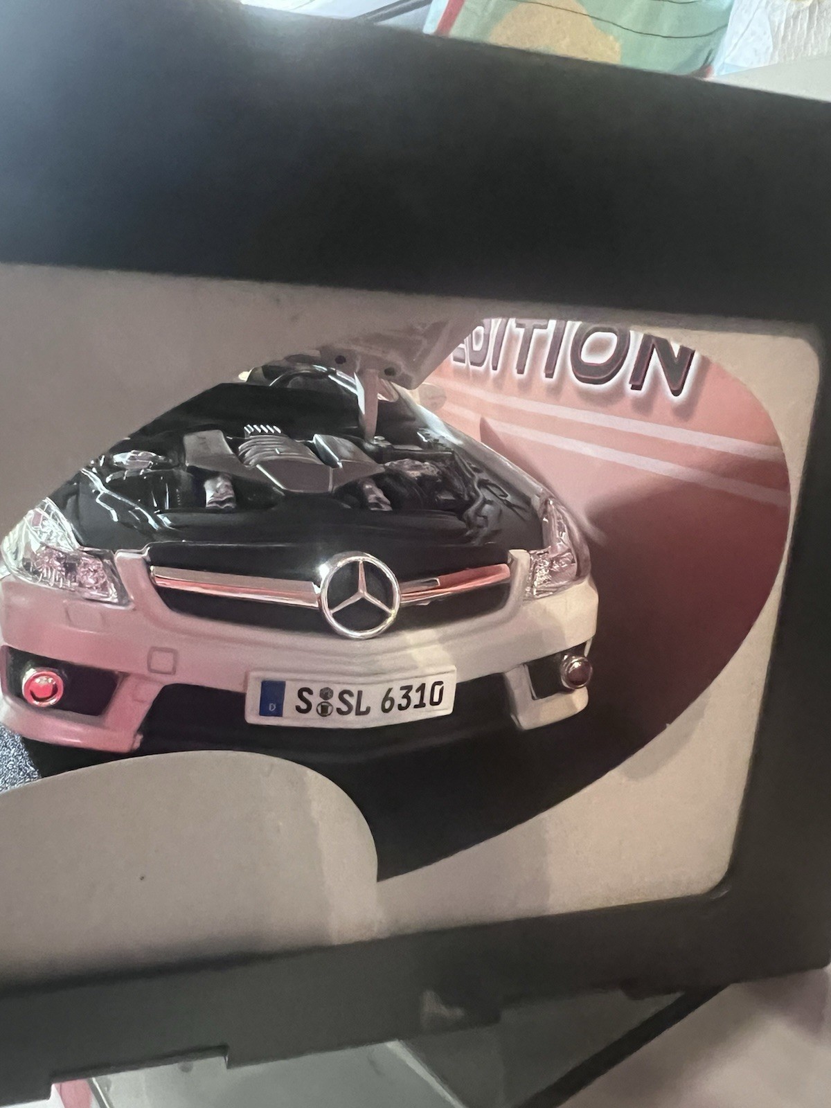 Maisto Special Edition 1:18 Mercedes-Benz SL63 AMG White Opening Doors