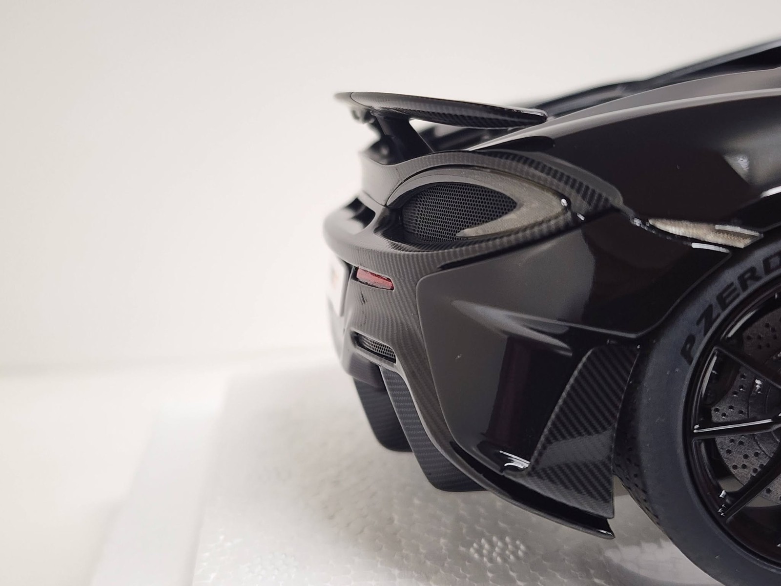 AUTOart – 1/18 die cast: McLaren 600LT, ONYX BLACK and orange inside.
