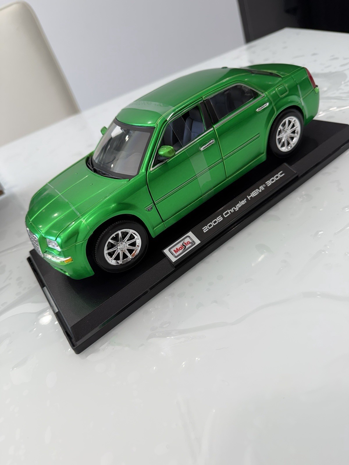 2005 Chrysler HEMI 300C Green 1:18 Scale Diecast Model Car Maisto SpecialEdition