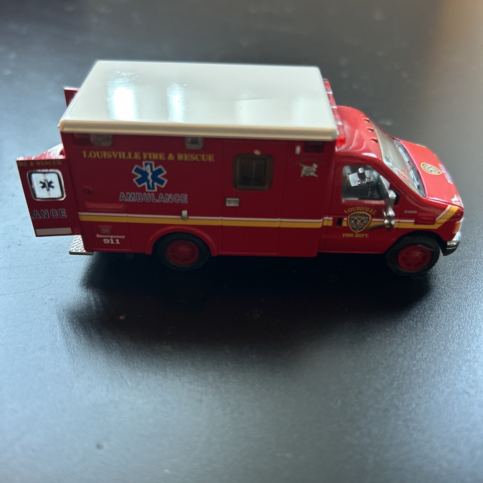 Code 3 Louisville Ford E-350 Medic Ambulance (12054) 1/65 Die Cast