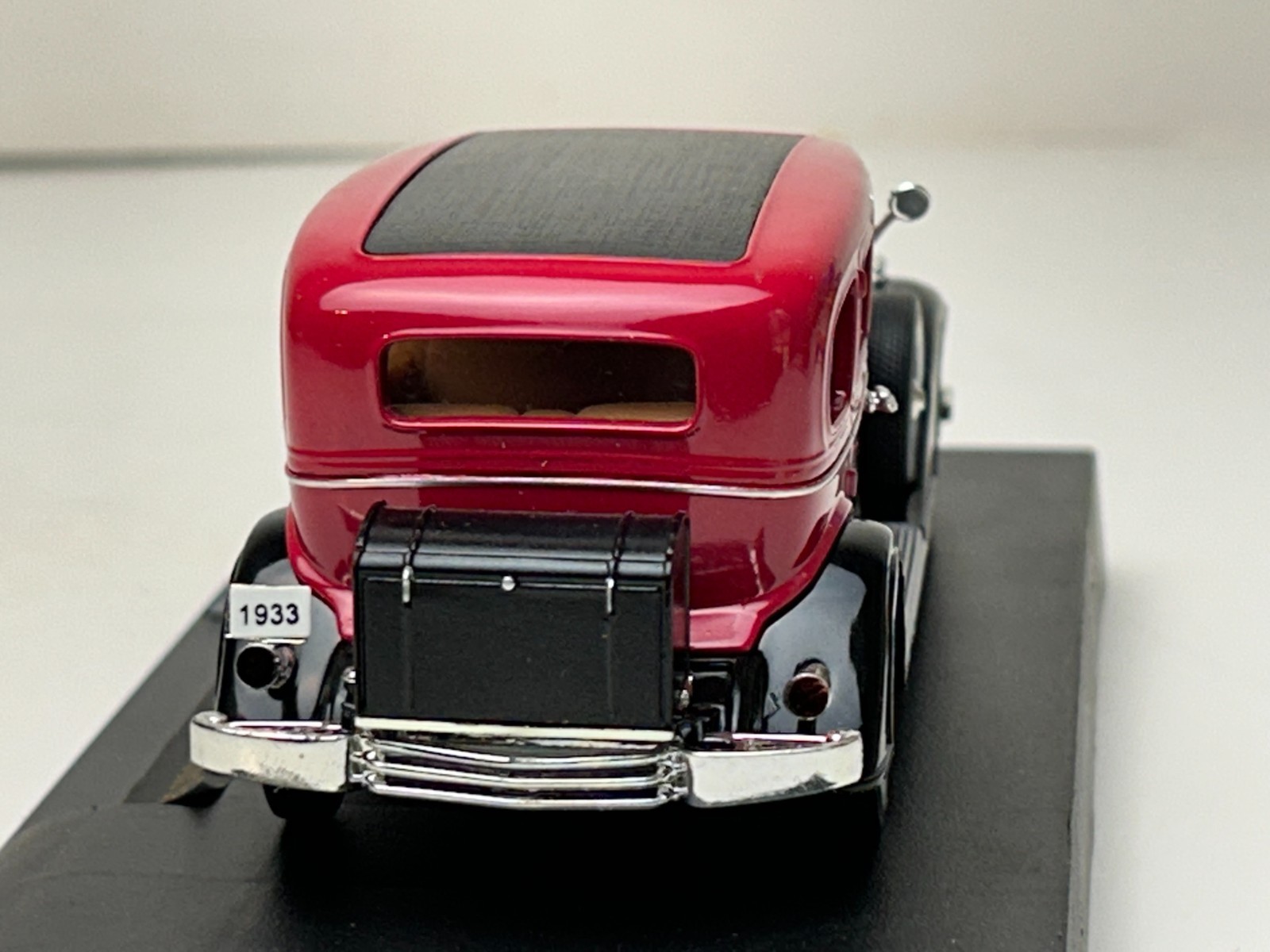 Signature Models 1:32 Scale Diecast 1933 Cadillac Fleetwood Sedan with Box