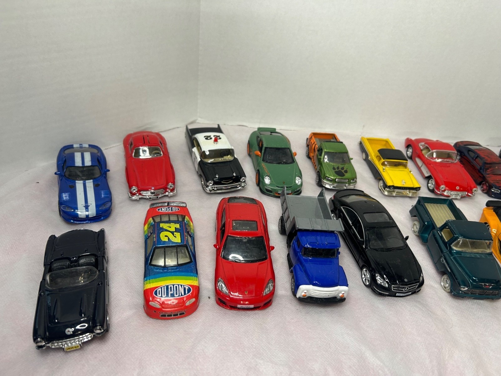 Lot of 20 Diecast Cars 1:32-1:39 Scale Sports Cars Classic Cars Mixed Brands