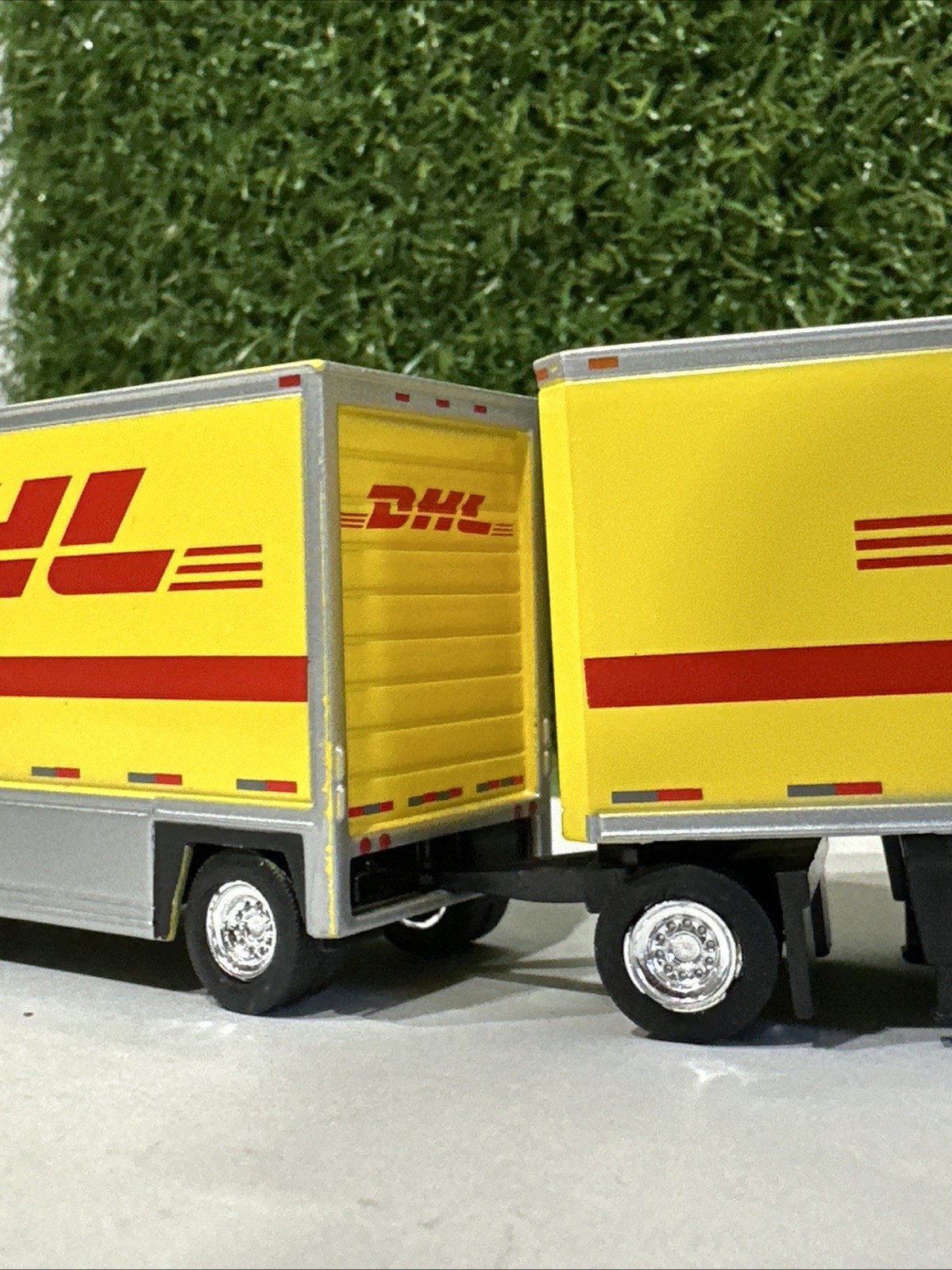 1/87 Scale Trucks N’ Stuff Freightliner Cascadia DHL With 28” DD Double SPT3120