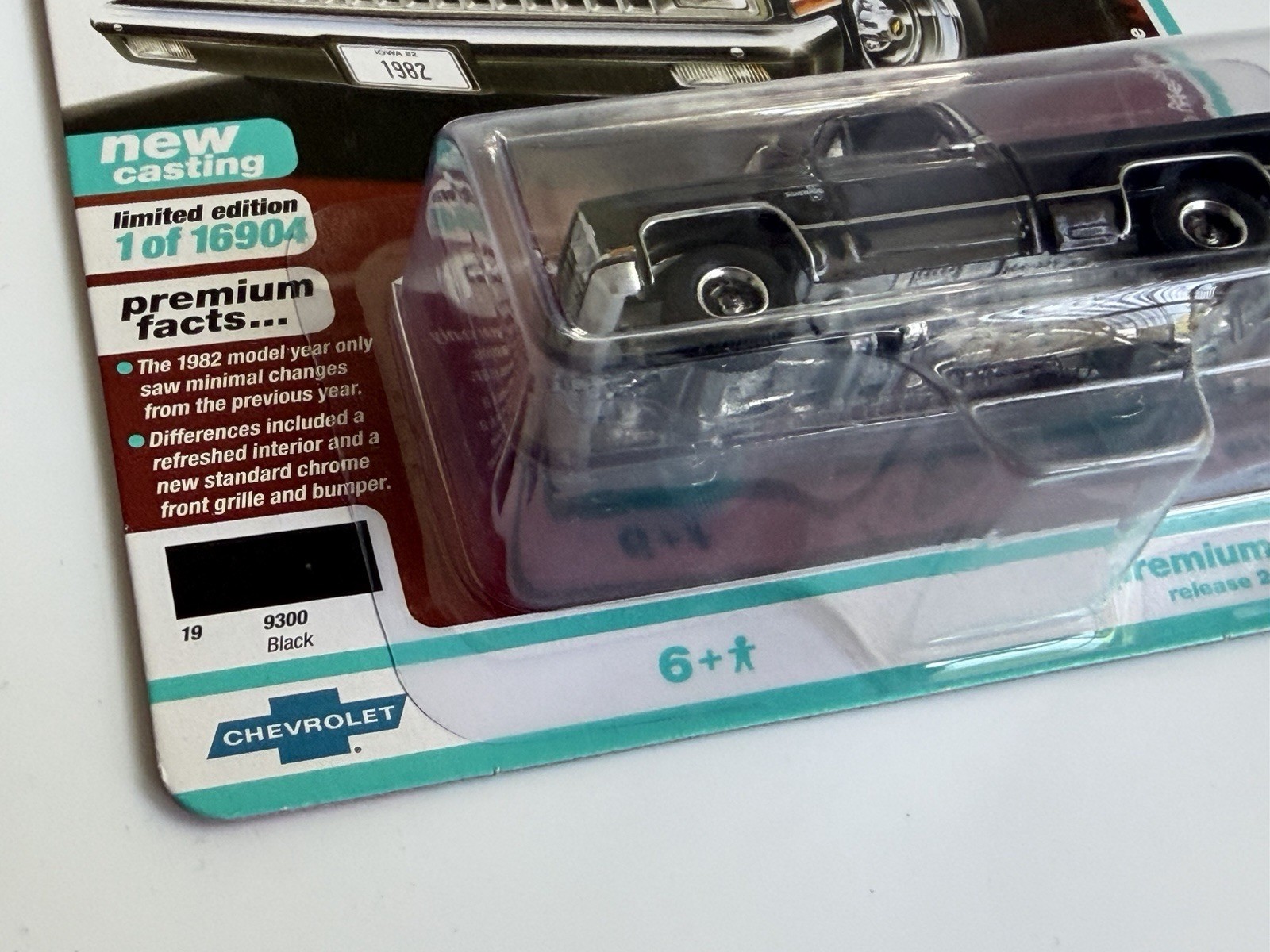 AutoWorld ~ 1982 Chevy Silverado 10 Fleetside ~ Black ~ Sameday Shipping